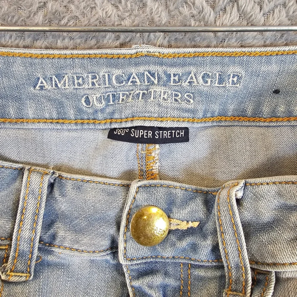 American Eagle Hi-Rise Shortie Light Wash Distressed Denim Shorts Womens 2 996